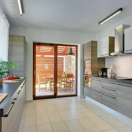 Holiday home Nur 800 Meter Zum Mit Meerblick, Privatem Pool, Bbq Und Spielplatz Fazana