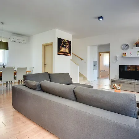 Holiday home Nur 800 Meter Zum Mit Meerblick, Privatem Pool, Bbq Und Spielplatz